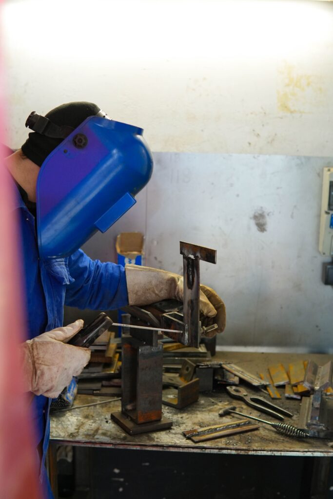 تعلّم اللحام بالقوس المعدني اليدوي: دورة أساسية في أكاديمية لودفيجشافن للحام