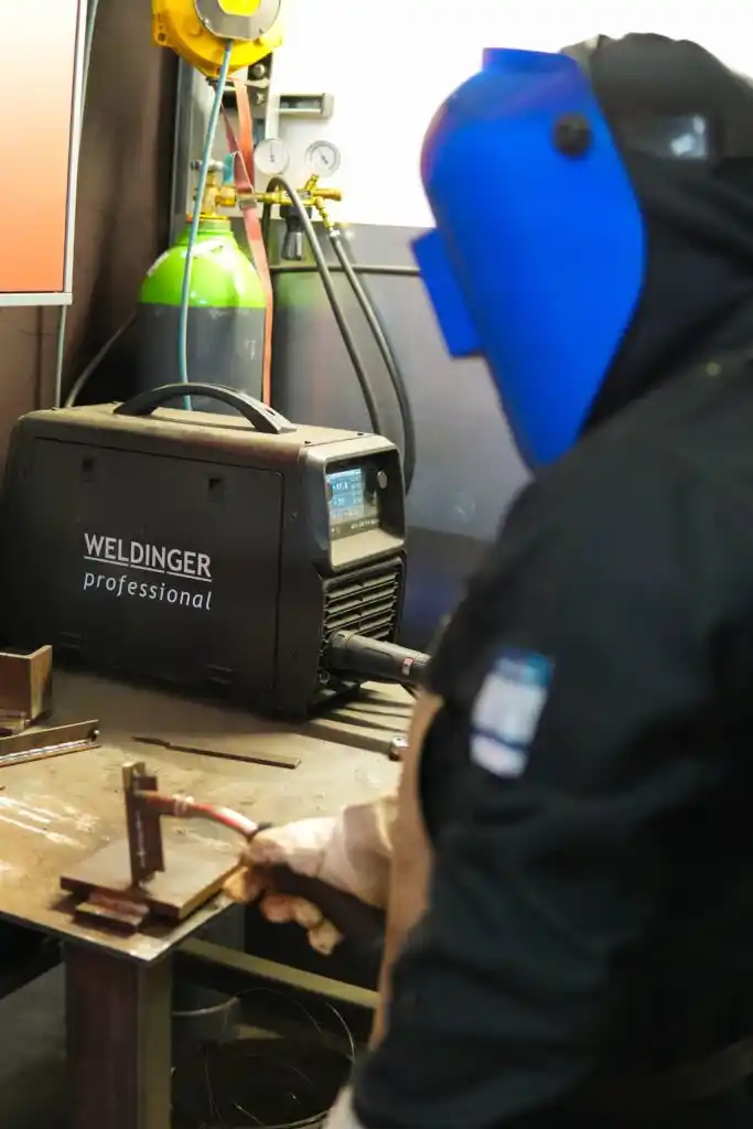 Teilnehmer beim MAG-Schweißen in der Werkstatt