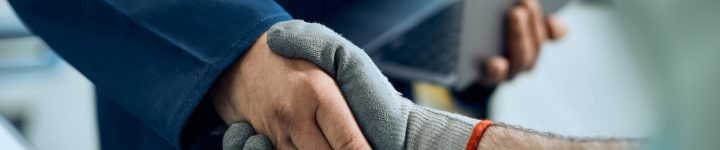 Потисни руку.